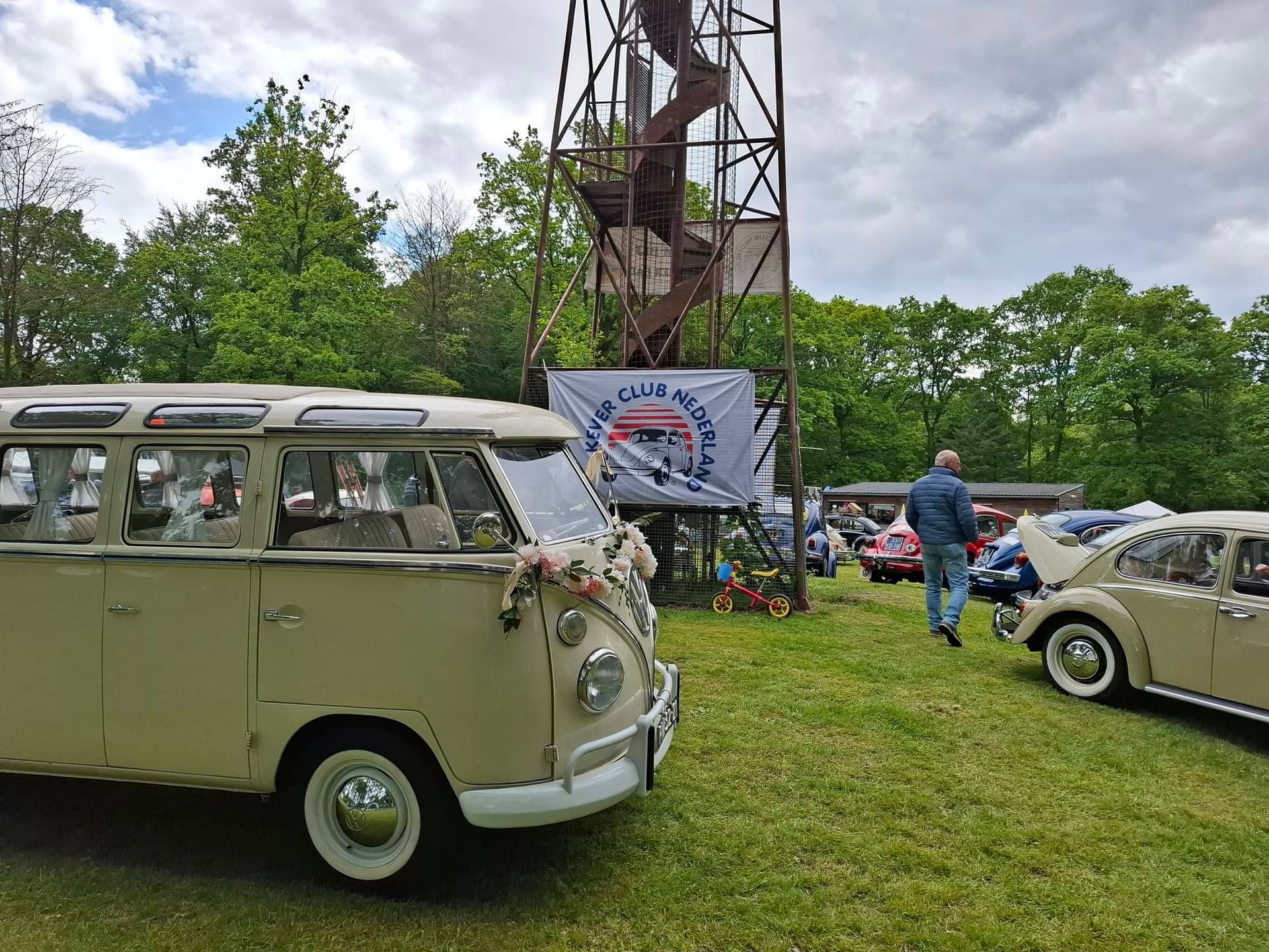 Aircooled Volkswagens tussen de bomen op Schutterspark in Brunssum.