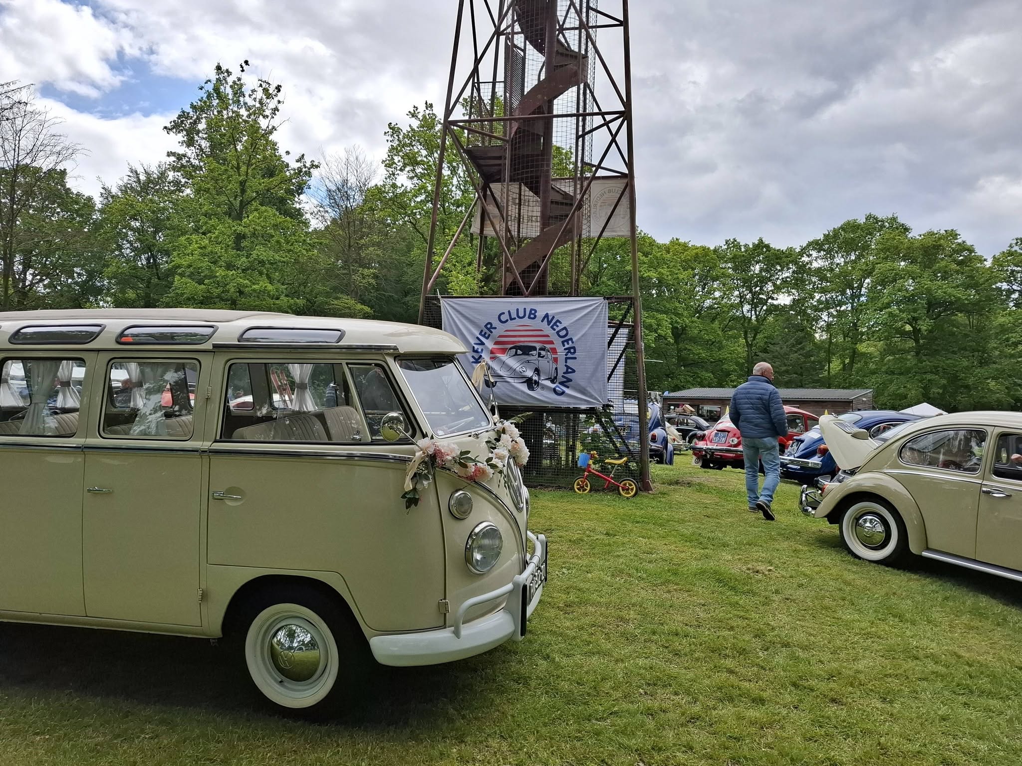 Aircooled Volkswagens tussen de bomen op Schutterspark in Brunssum.